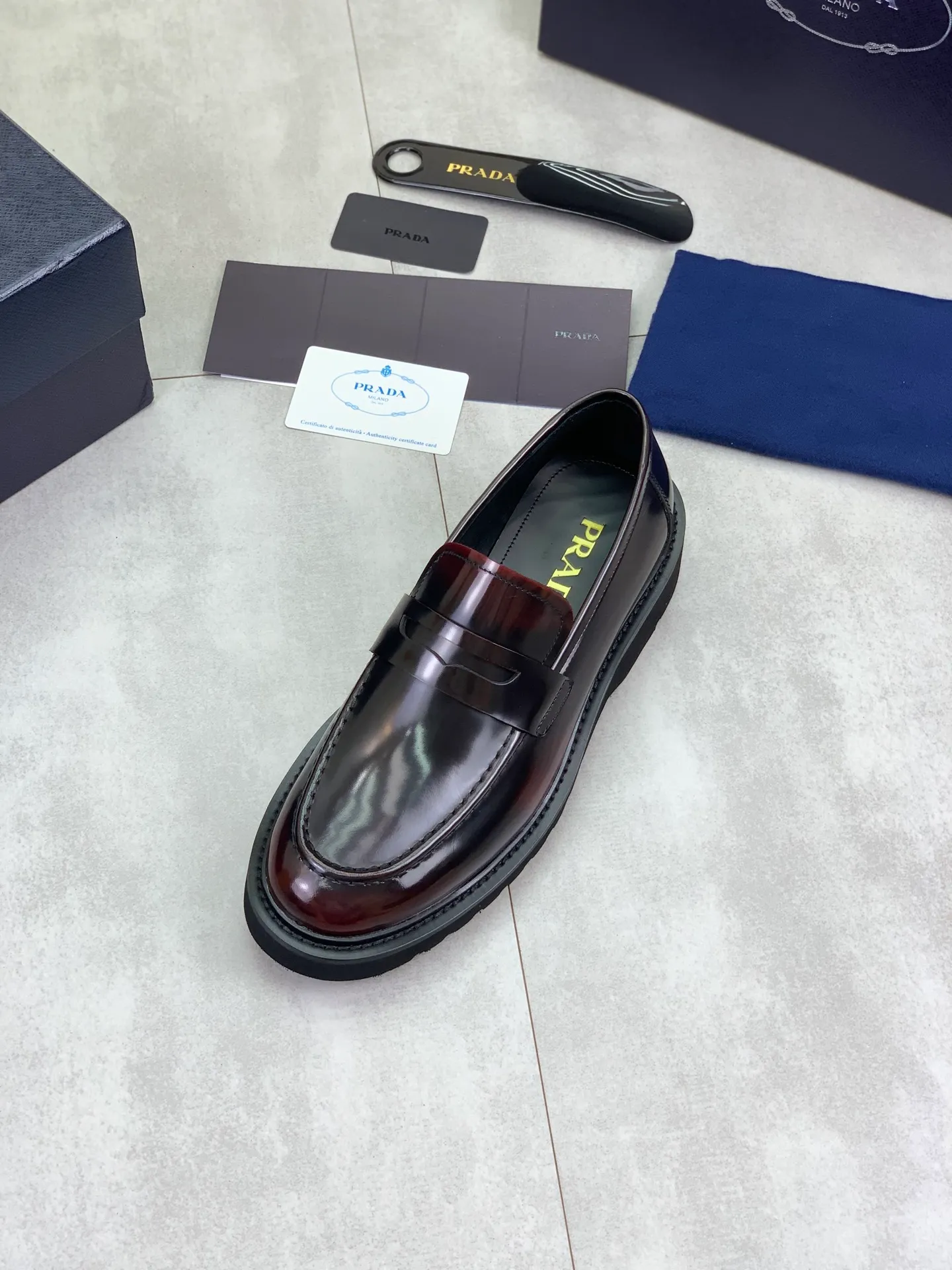Factory price P880💰Original quality, top version🔱 ＰＲＡＤＡPrada. Men’s business casual leather shoes, top quality products. 1:1 shipment⬆️Luxurious and noble👞All imported original color-brushed edge beads, just to create a more comfortable wearing experience. Upper: Original comfortable open-edge bead rubbed color calfskin➕Top imported water-dyed full cow lining, original high-end lightweight and comfortable TPU foam combination bottom✔️Code number: 39-44 (38 45) 46 47 can be customized)